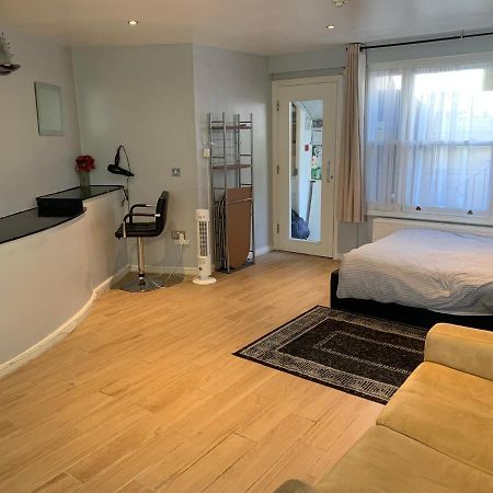 Studio Apartment - Entire Lower Ground Floor - Only 7 Mins Walk Kings Cross St Pancras Station Лондон Екстер'єр фото