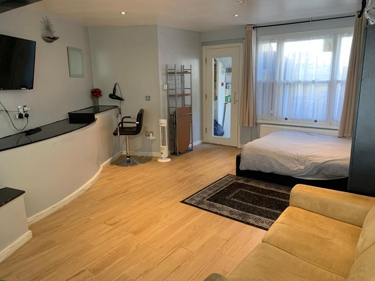 Studio Apartment - Entire Lower Ground Floor - Only 7 Mins Walk Kings Cross St Pancras Station Лондон Екстер'єр фото